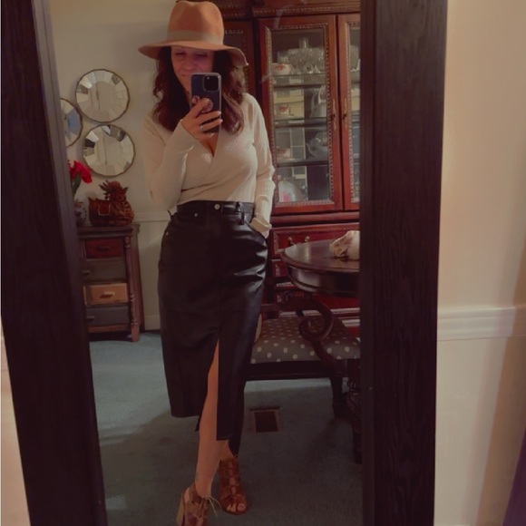 Meet your Posher, Rebecca - Picture 1 of 3